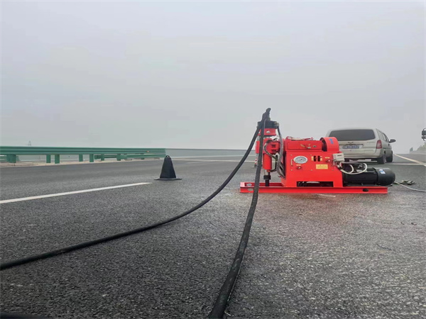 和硕马路路基路面开裂下沉注浆加固灌浆